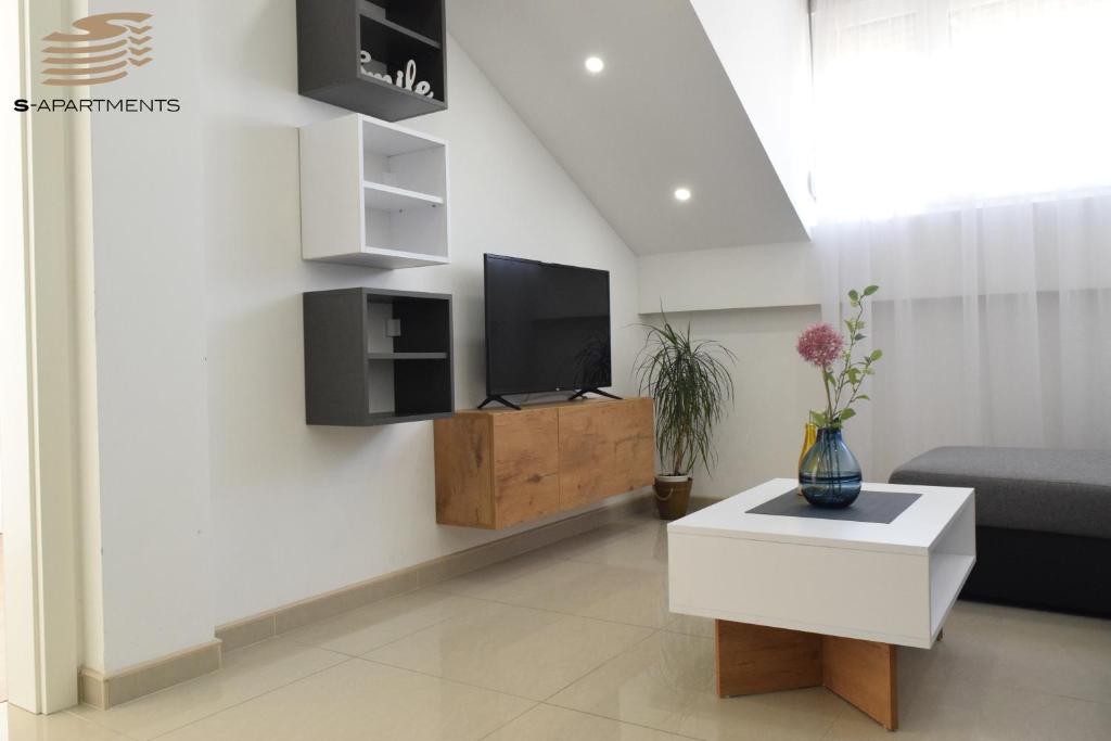 TV a/nebo společenská místnost v ubytování S-Apartmani Cocetova