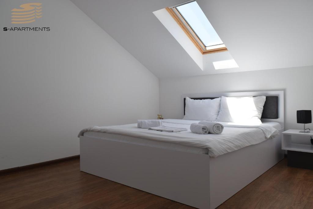 Postel nebo postele na pokoji v ubytování S-Apartmani Cocetova