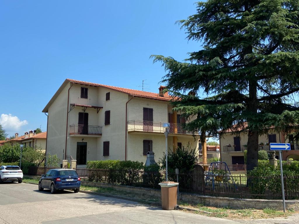 une maison avec une voiture garée devant elle dans l'établissement La Casa sul Trasimeno, à Castiglione del Lago