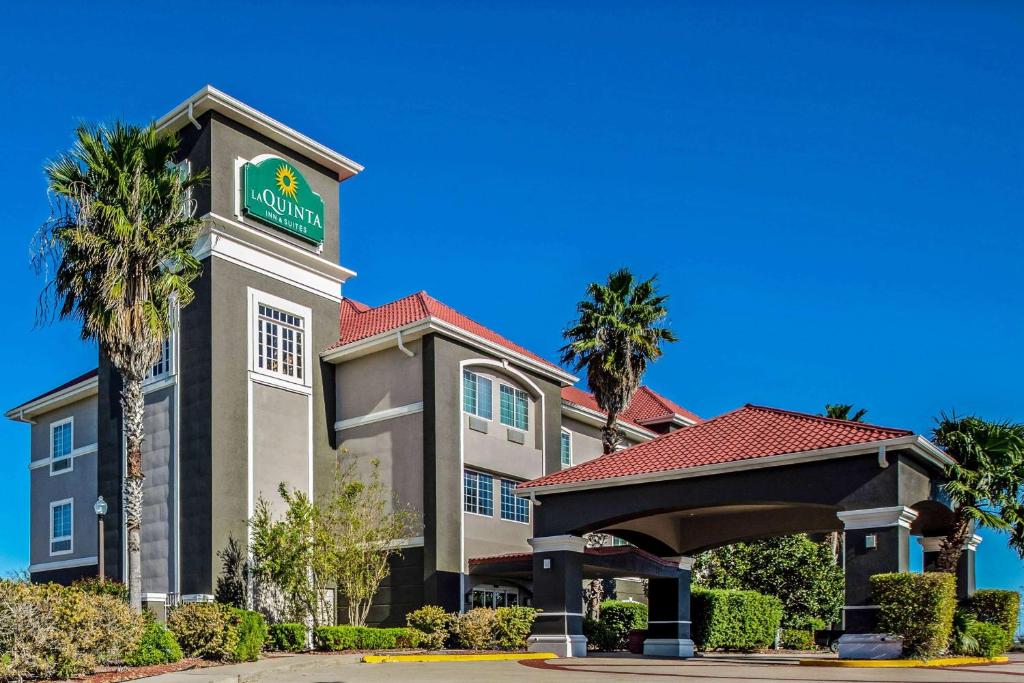 un hotel con un cartel en la parte delantera en La Quinta by Wyndham Corpus Christi Northwest, en Corpus Christi