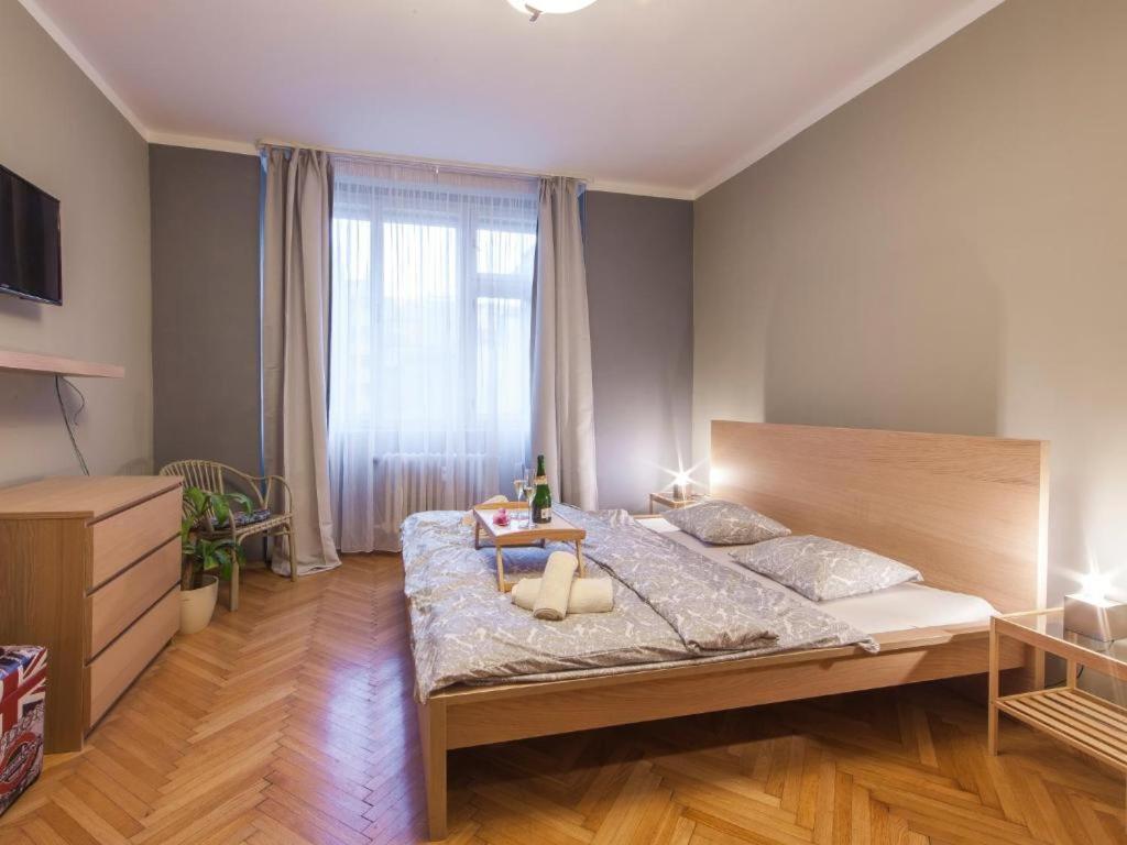 Postel nebo postele na pokoji v ubytování Modern Central Apartment Dlouhá