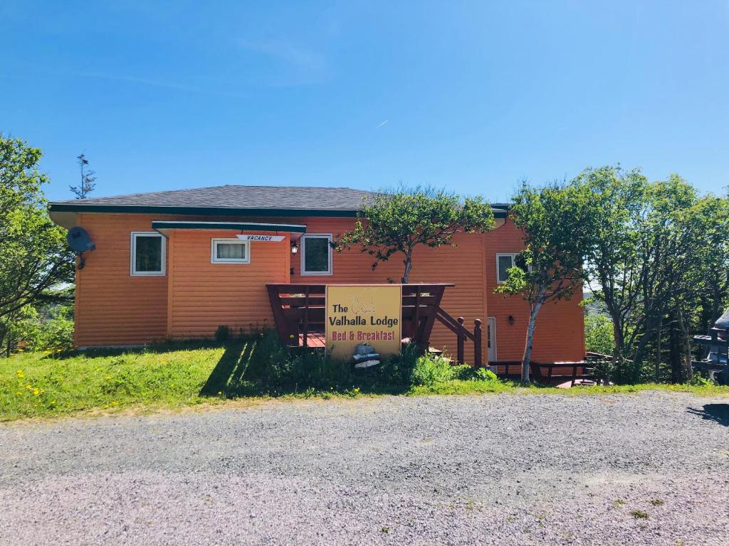 una casa con un cartel delante de ella en Valhalla near L'Anse aux Meadows, en L'Anse aux Meadows