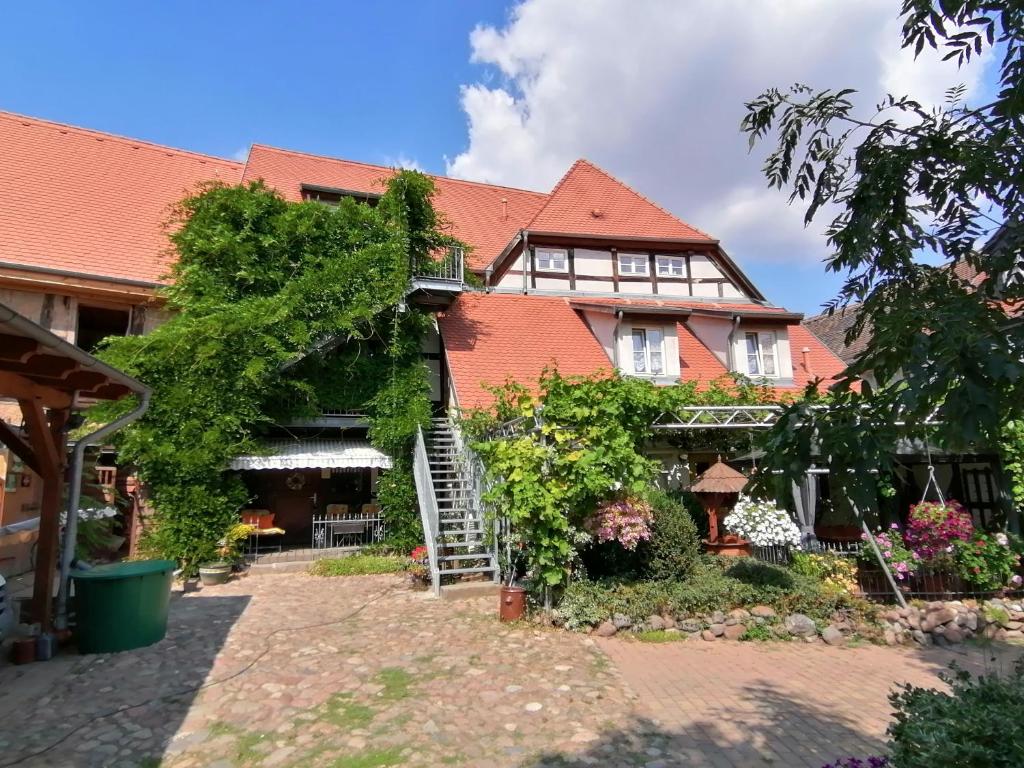 een huis met een trap ervoor bij Pension Am Buhnenkopf in Tangermünde