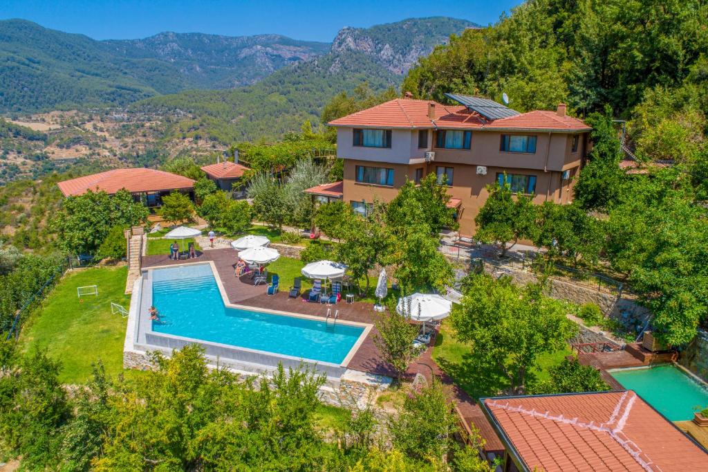 eine Luftansicht eines Hauses mit Pool in der Unterkunft Avena Mountain Boutique Hotel - Adults Only in Antalya