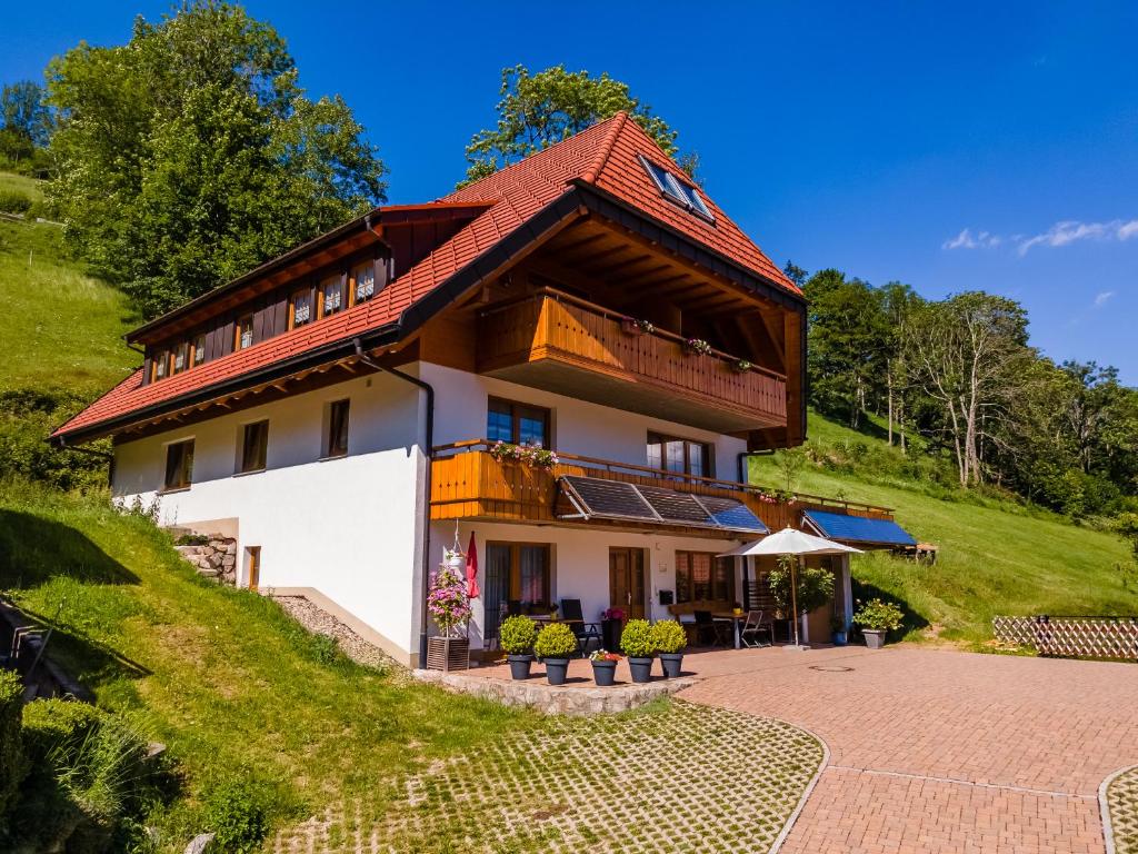 una grande casa con tetto rosso di Gästehaus Sonnhalde a Wieden