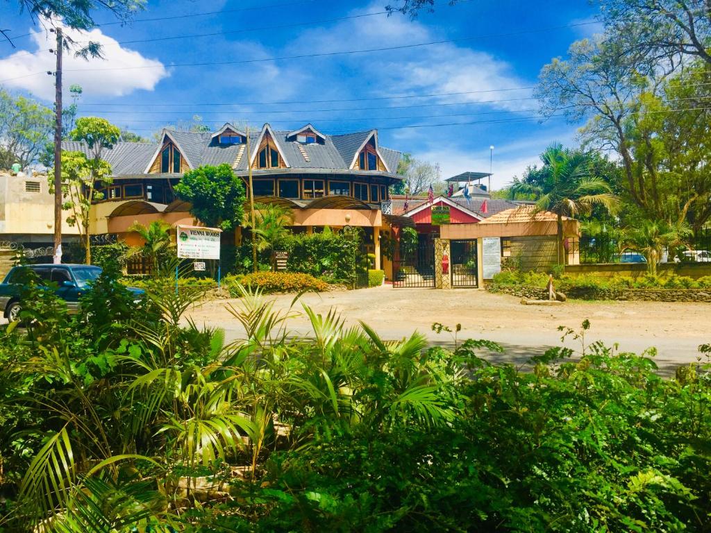 un groupe de maisons sur le côté d'une rue dans l'établissement Vienna Woods Hotel Nakuru, à Nakuru