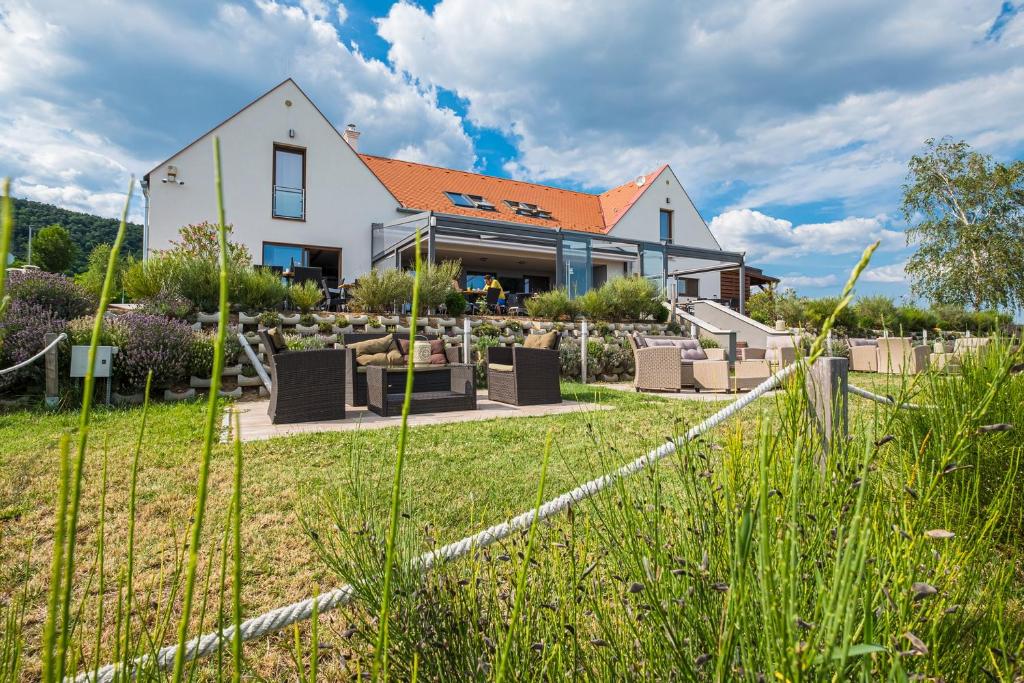 una casa con un jardín delante de ella en Vitis Kúria 7171 Balatonrendes, en Balatonrendes