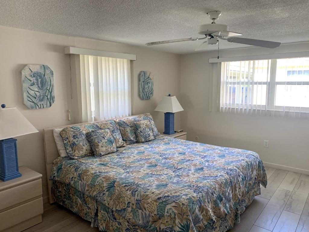 Schlafzimmer mit einem Bett und einem Deckenventilator in der Unterkunft Island House Beach Resort 23 in Point O'Rocks
