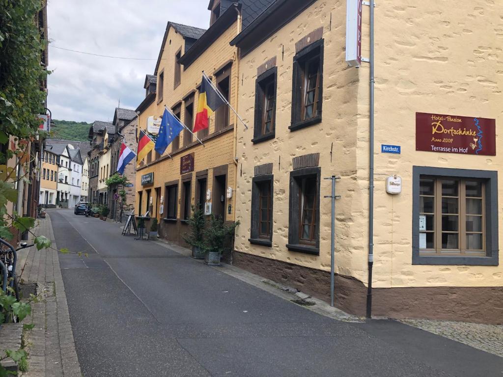 eine leere Straße in einer Stadt mit Gebäuden in der Unterkunft Hotel Zur Dorfschänke in Klotten