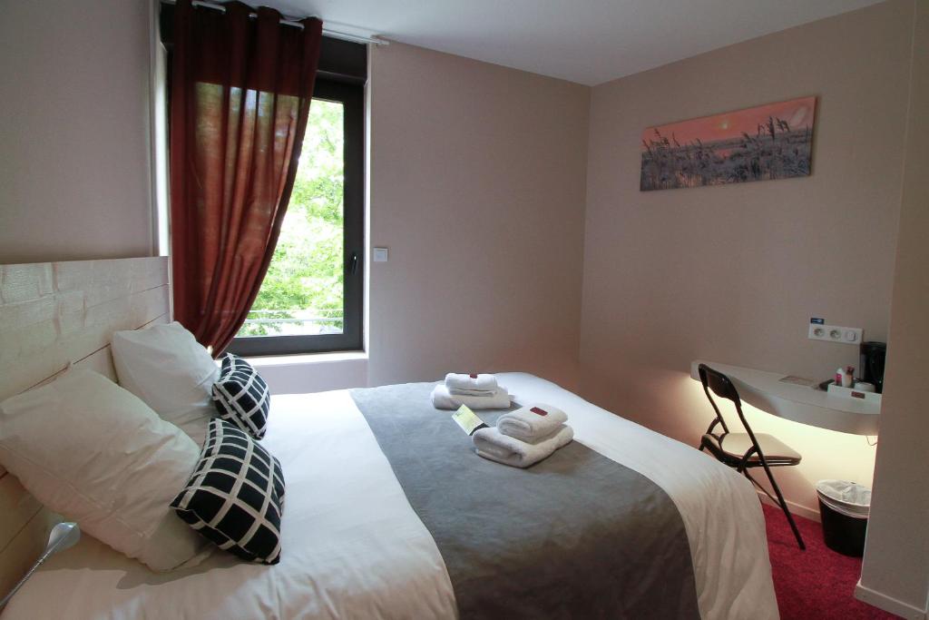 マルマンドにあるHôtel La Couronneのベッドルーム1室(ベッド1台、タオル2枚付)