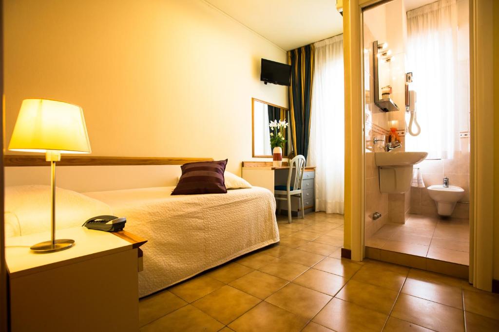 Una cama o camas en una habitación de Hotel Roma