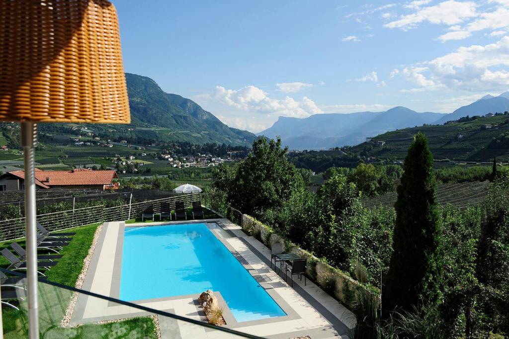 una piscina con vistas a las montañas en Pension Schweigkofler, en Tirolo