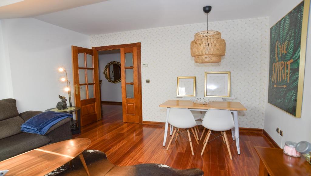 - un salon avec une table et deux chaises blanches dans l'établissement Plaza Mayor Centro - Familiar-Sin Ruido-Wifi-Ascensor, à Valladolid