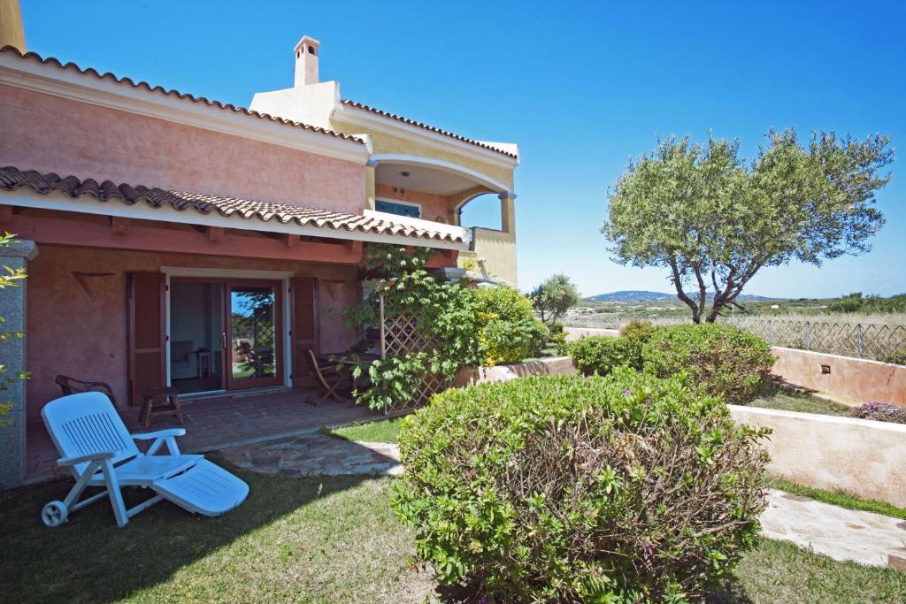 een blauwe stoel in de tuin van een huis bij Residence Zodiaco in Santa Teresa Gallura