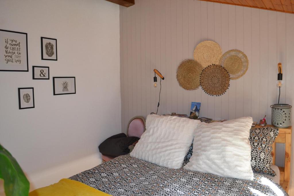 Cama o camas de una habitación en Chez Cathy chambre chez l'habitante