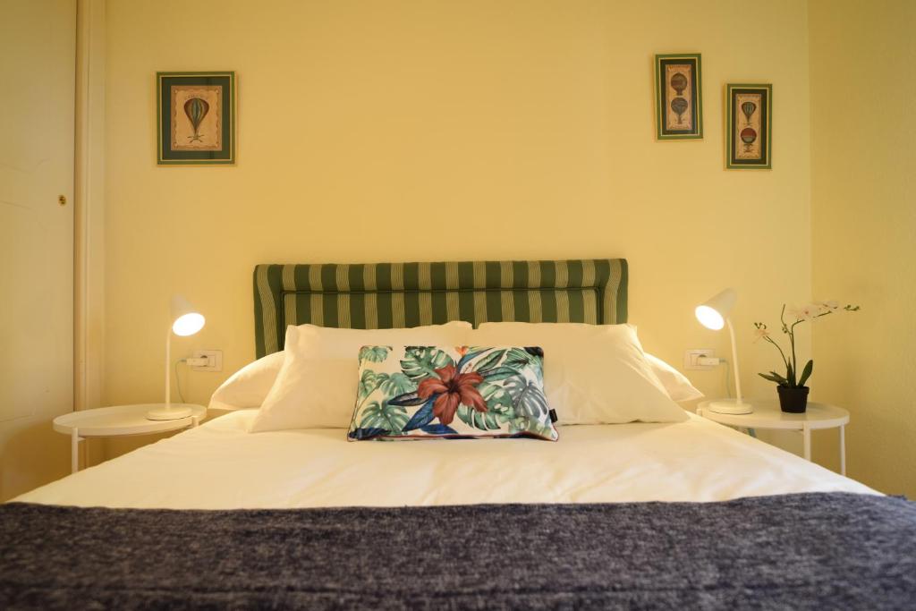 1 dormitorio con cama con almohada en GreenDay en Santa Úrsula