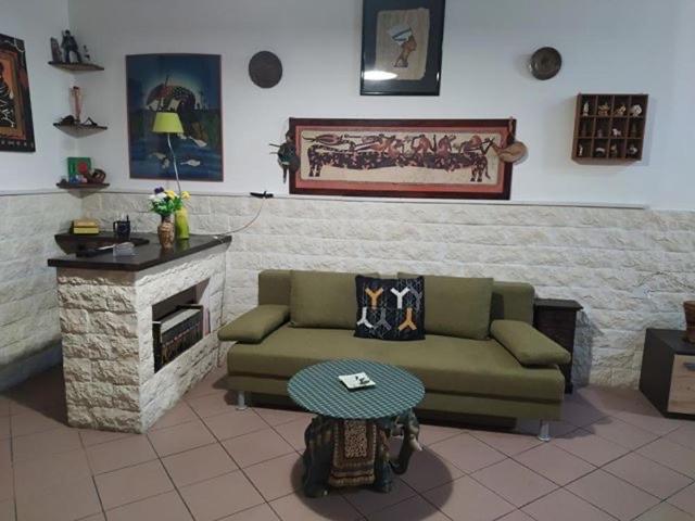 波佐利的住宿－la casa di Vi，带沙发和壁炉的客厅