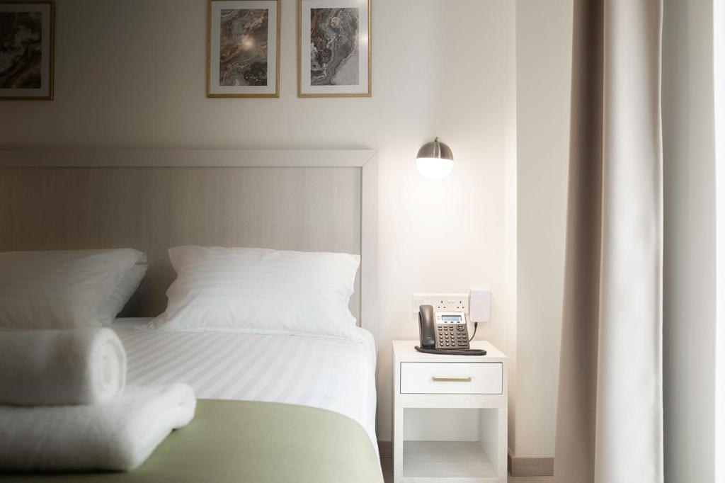 Postel nebo postele na pokoji v ubytování Roseum Boutique Hotel