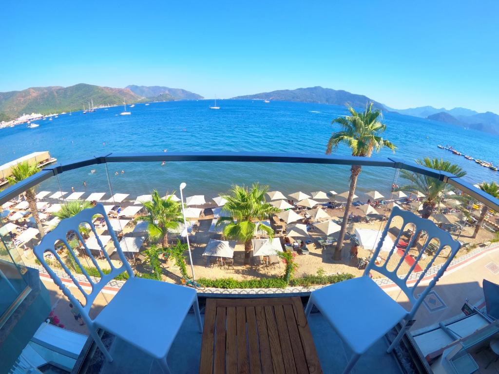 uma varanda com cadeiras e vista para a praia em Yeshill Boutique Hotel em Marmaris