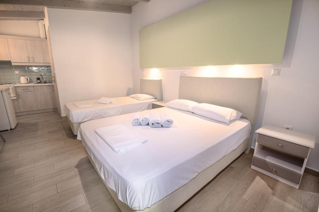 2 łóżka w małym pokoju z kuchnią w obiekcie Apartments Korakakis Beach w mieście Finikounda