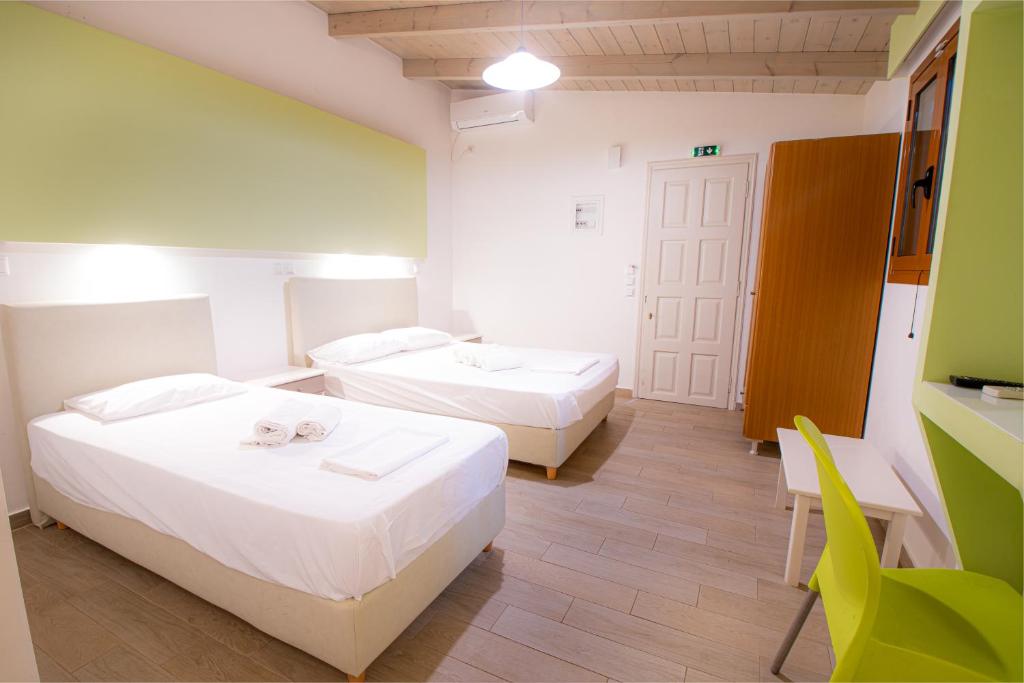 Łóżko lub łóżka w pokoju w obiekcie Apartments Korakakis Beach