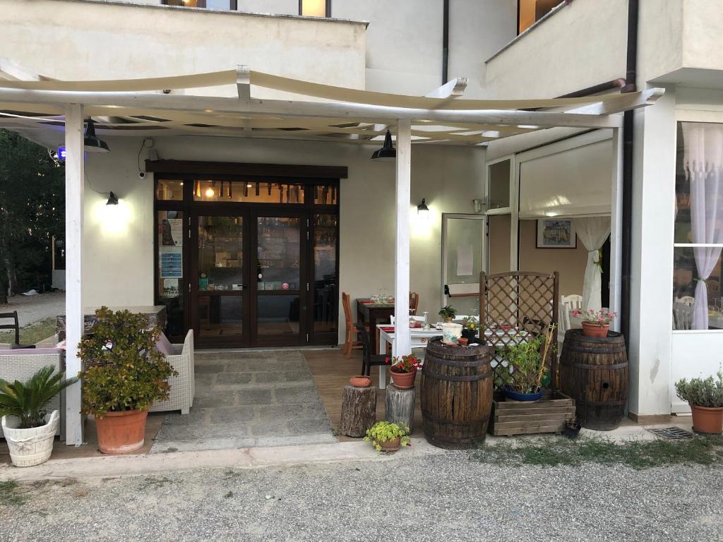 un bâtiment avec une terrasse avec des plantes devant lui dans l'établissement B&B La Timpa Del Cucco, à Roccagloriosa