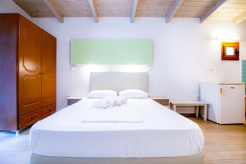 Łóżko lub łóżka w pokoju w obiekcie Apartments Korakakis Beach
