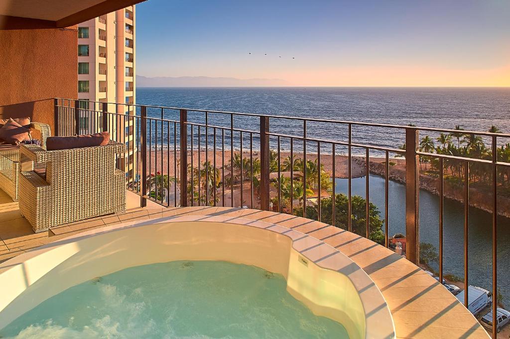 wanna z hydromasażem na balkonie z widokiem na ocean w obiekcie Grand Venetian Beachfront Condos w mieście Puerto Vallarta