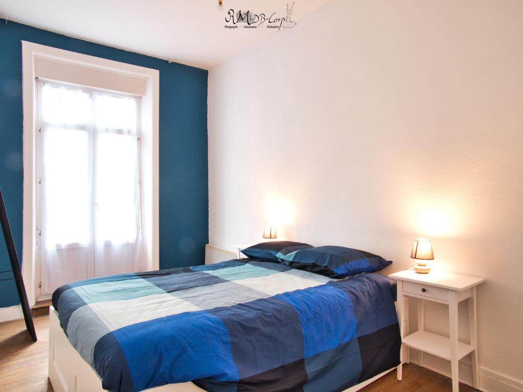 - une chambre bleue avec un lit et une fenêtre dans l'établissement Appartement hypercentre au 1er, ZOO - 24h du Mans, à La Flèche