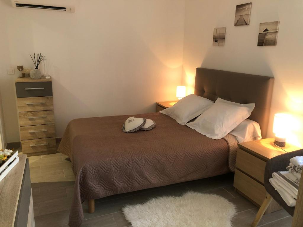 Tempat tidur dalam kamar di Maison Chez Laurent