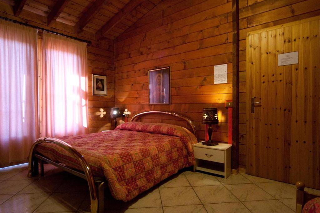 a bedroom with a bed in a wooden room at Agriturismo Il Mio Casale in Monte Colombo
