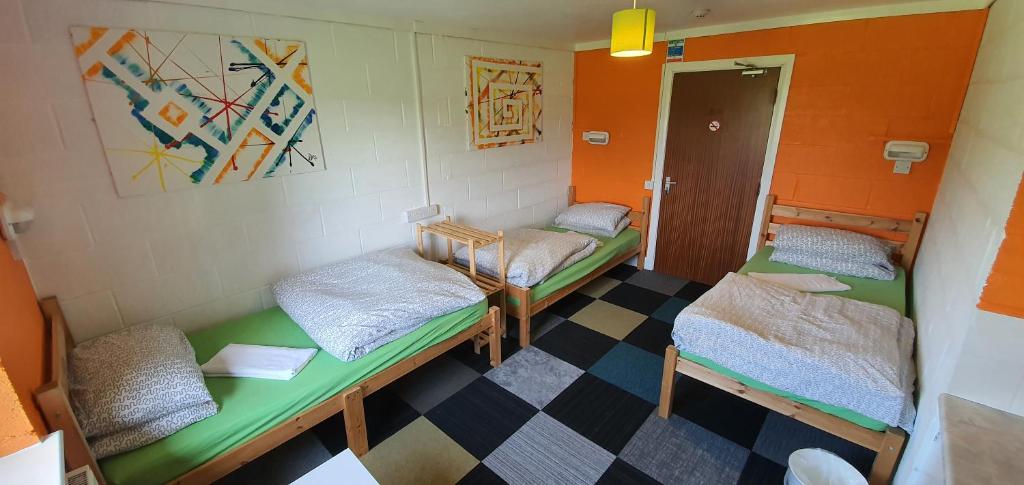 Postel nebo postele na pokoji v ubytování Basecamp Wales