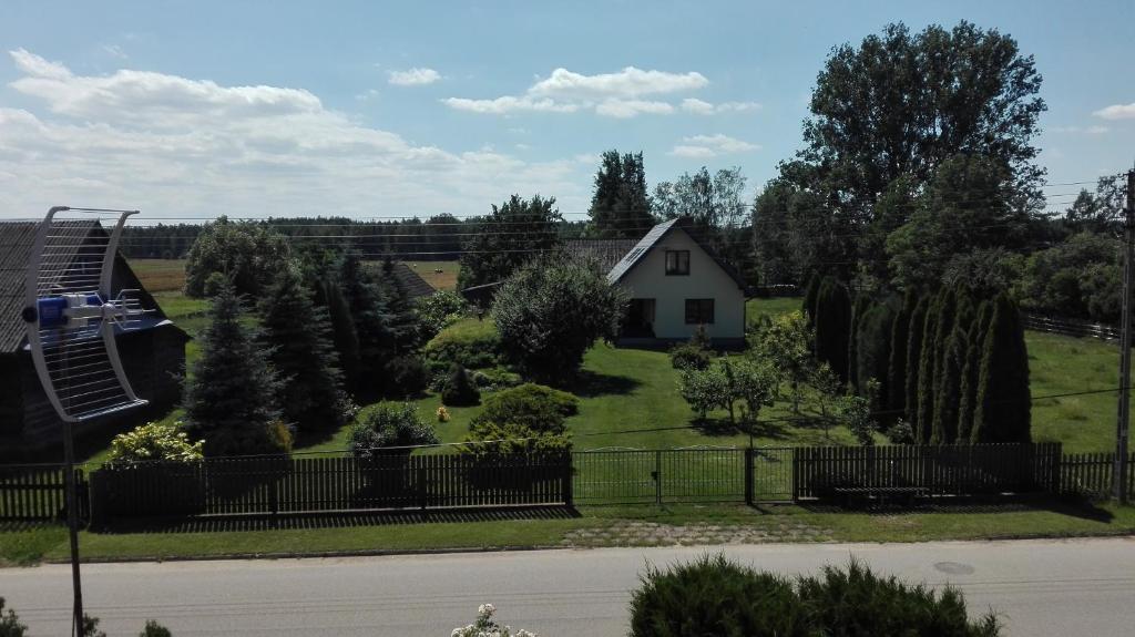 een huis met een hek voor een tuin bij Dom w spokojnej okolicy in Dubicze Cerkiewne