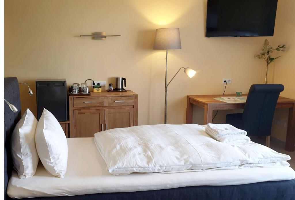 Кровать или кровати в номере Bed and Breakfast am Höhenweg