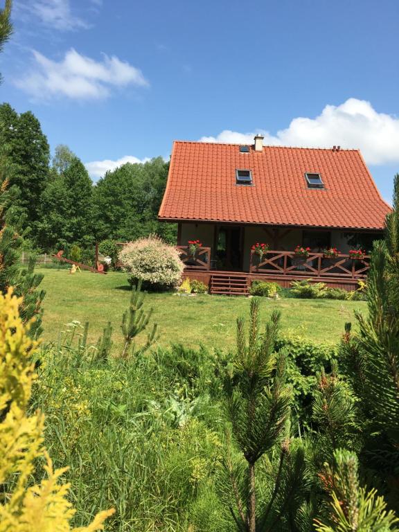 Vonkajšia záhrada v ubytovaní Dom w Sąpach