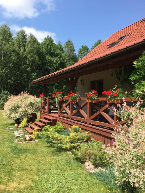 Vonkajšia záhrada v ubytovaní Dom w Sąpach