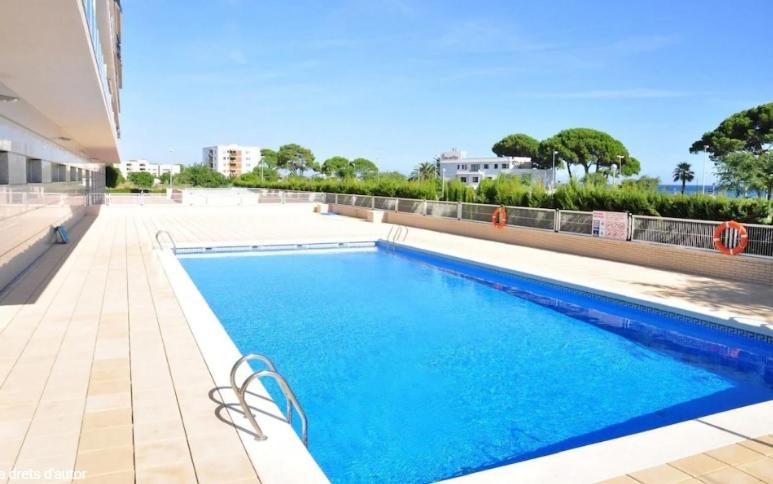 Bazén v ubytovaní Apartamento playa Cambrils edificio Torresol alebo v jeho blízkosti