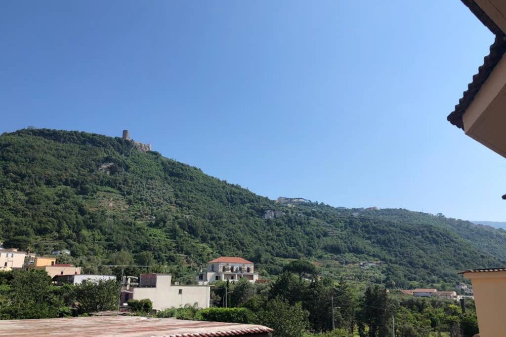 een uitzicht op een heuvel met huizen erop bij ClAnaGio House in SantʼAntonio Abate
