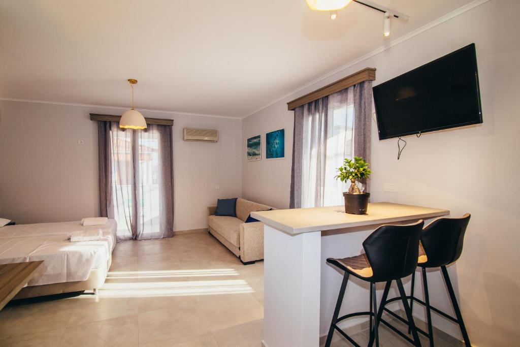 拉加納斯的住宿－Zen Apartments，客厅配有沙发和桌椅