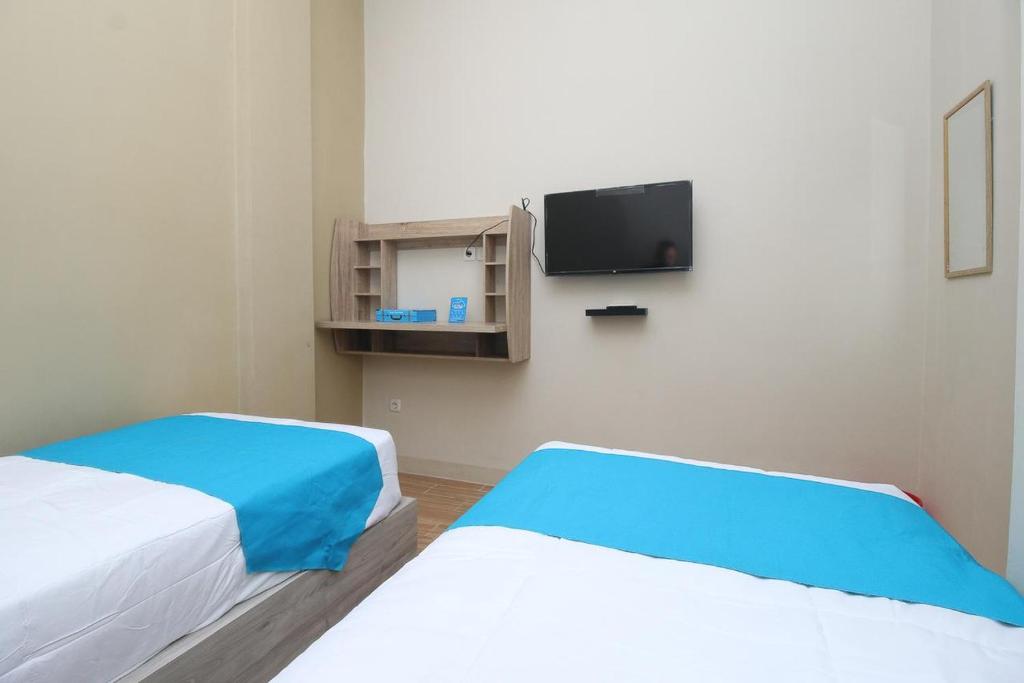Kamar penginapan di hotel murah COZROOMS near MRT, Plaza Indonesia, and Grand Indonesia.