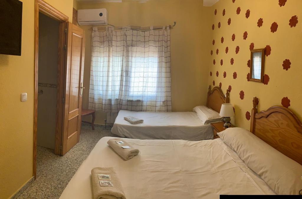 Postel nebo postele na pokoji v ubytování Hostal Seseña