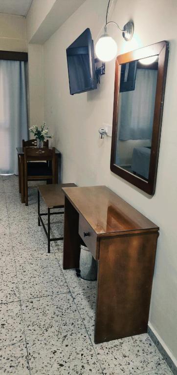 TV a/nebo společenská místnost v ubytování Minaides Hotel