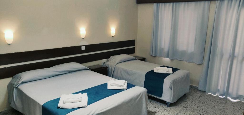Postel nebo postele na pokoji v ubytování Minaides Hotel