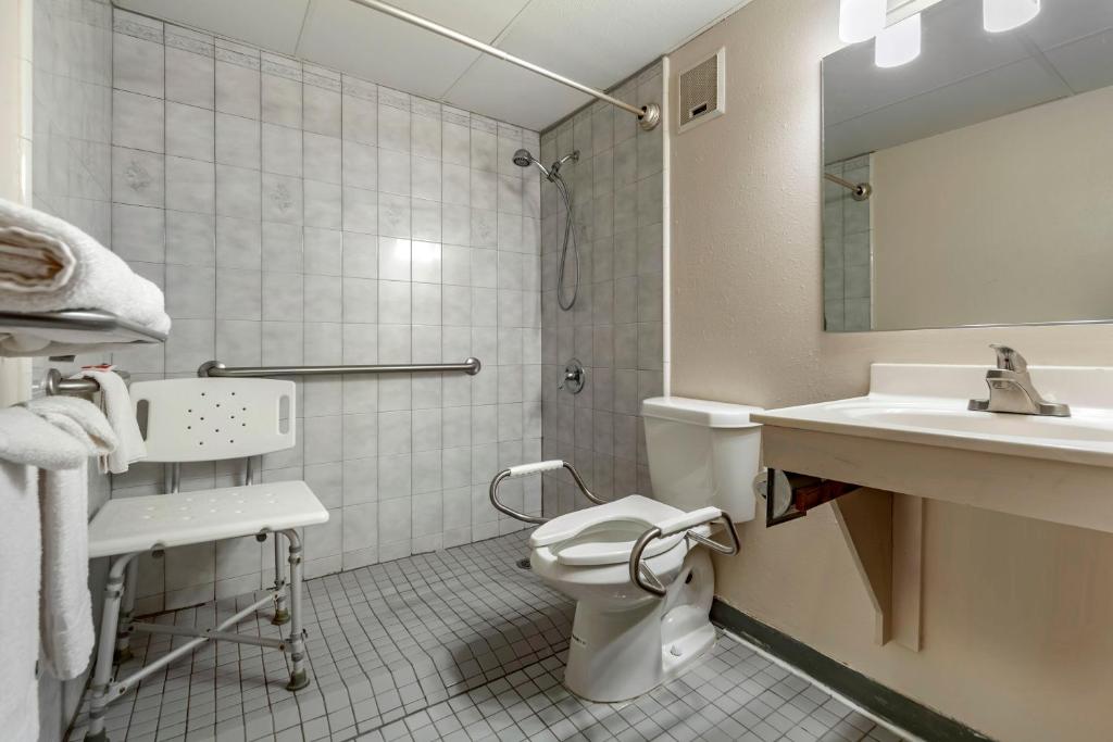 Econo Lodge Hays I-70 - King Room - Accesible/no Fumar