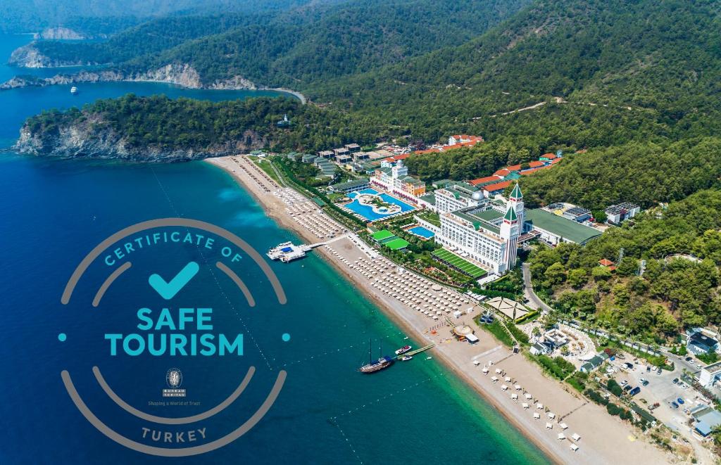 uma vista aérea de um resort na costa de uma praia em Nirvana Dolce Vita - Ultra All Inclusive em Tekirova