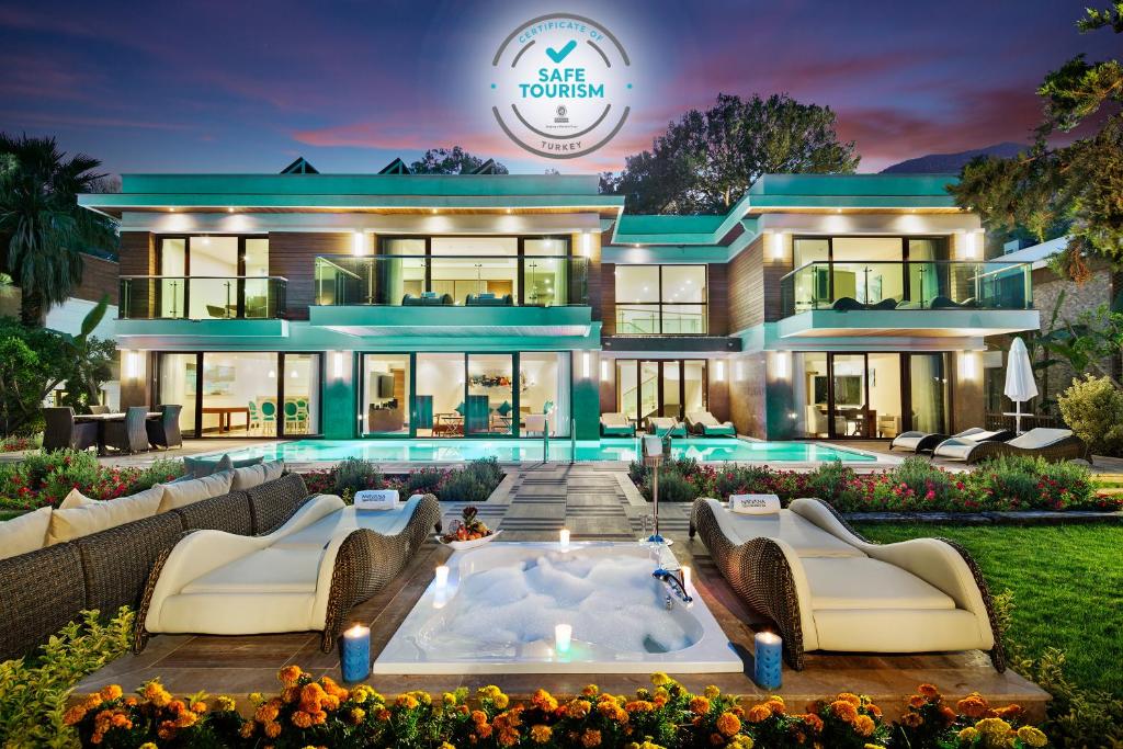 uma casa grande com uma piscina em frente em Nirvana Mediterranean Excellence - Ultra All Inclusive em Beldibi