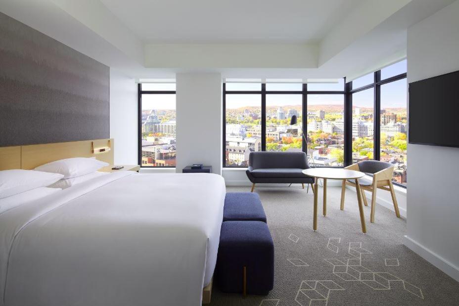 Andaz Ottawa Byward Market, By Hyattにあるベッド