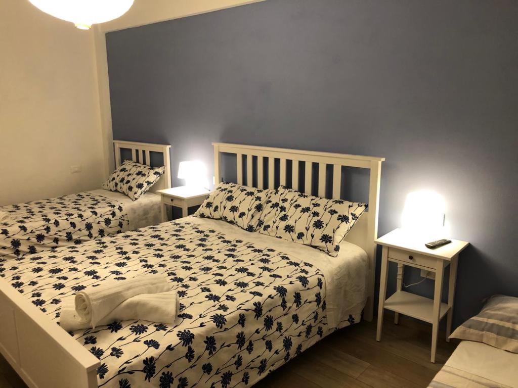 sypialnia z 2 łóżkami i 2 stołami z lampkami w obiekcie Agriturismo La Costa dei Trabocchi w mieście Torino di Sangro