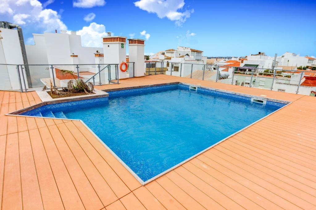 een zwembad op het dak van een huis bij Two Bedroom Apartment with Rooftop Pool in Alvor in Alvor