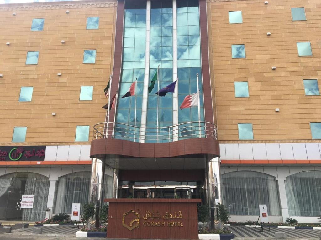 ein Gebäude mit Flaggen vor ihm in der Unterkunft Gorash Hotel in Chamis Muschait